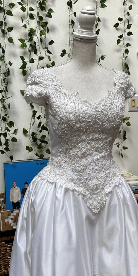 Vestido de novia vintage años 90 satinado con cuentas blanco vestido de baile mangas gorra tren XS Foto 4 de 4