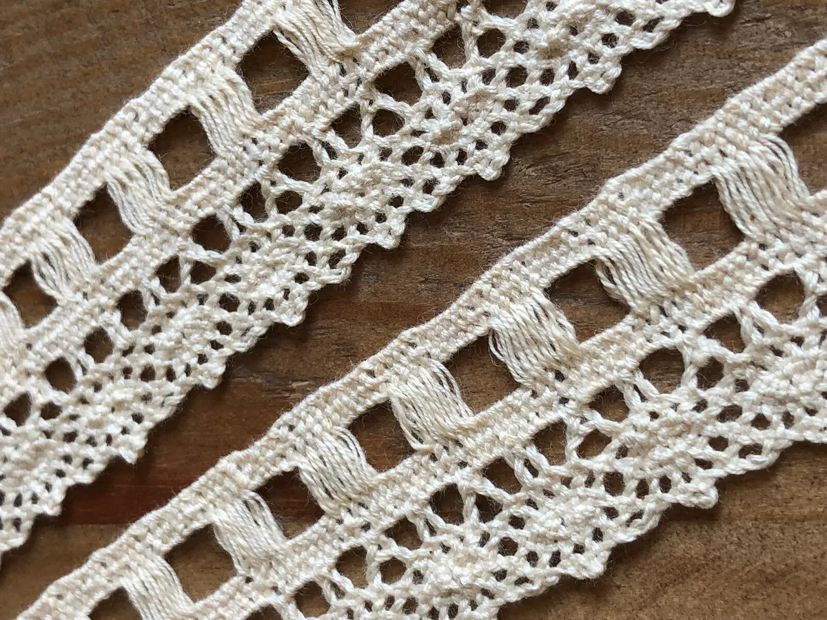 laverslace Quality Cream Ecru Cotton Ribbon Eyelet Lace Trim 2.5cm 1