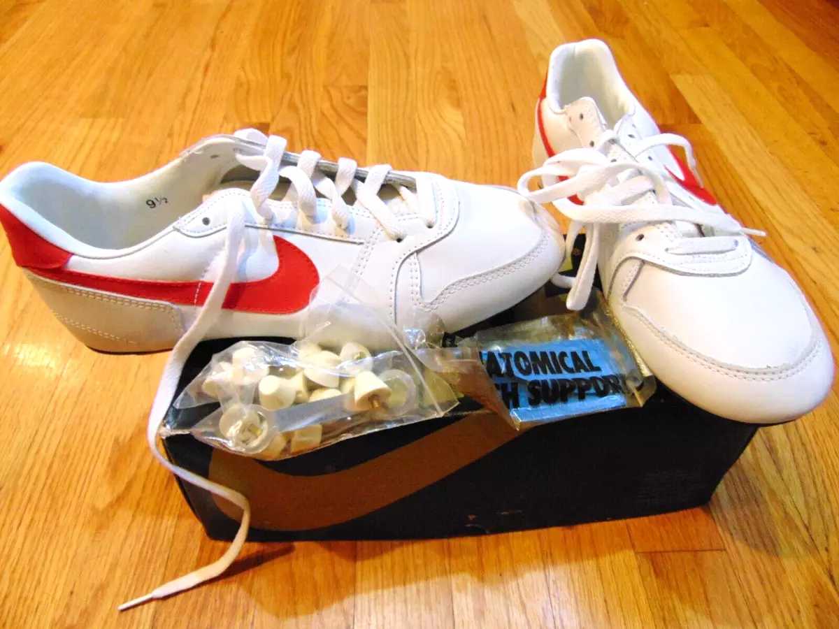 White and hotsell red baseball cleats