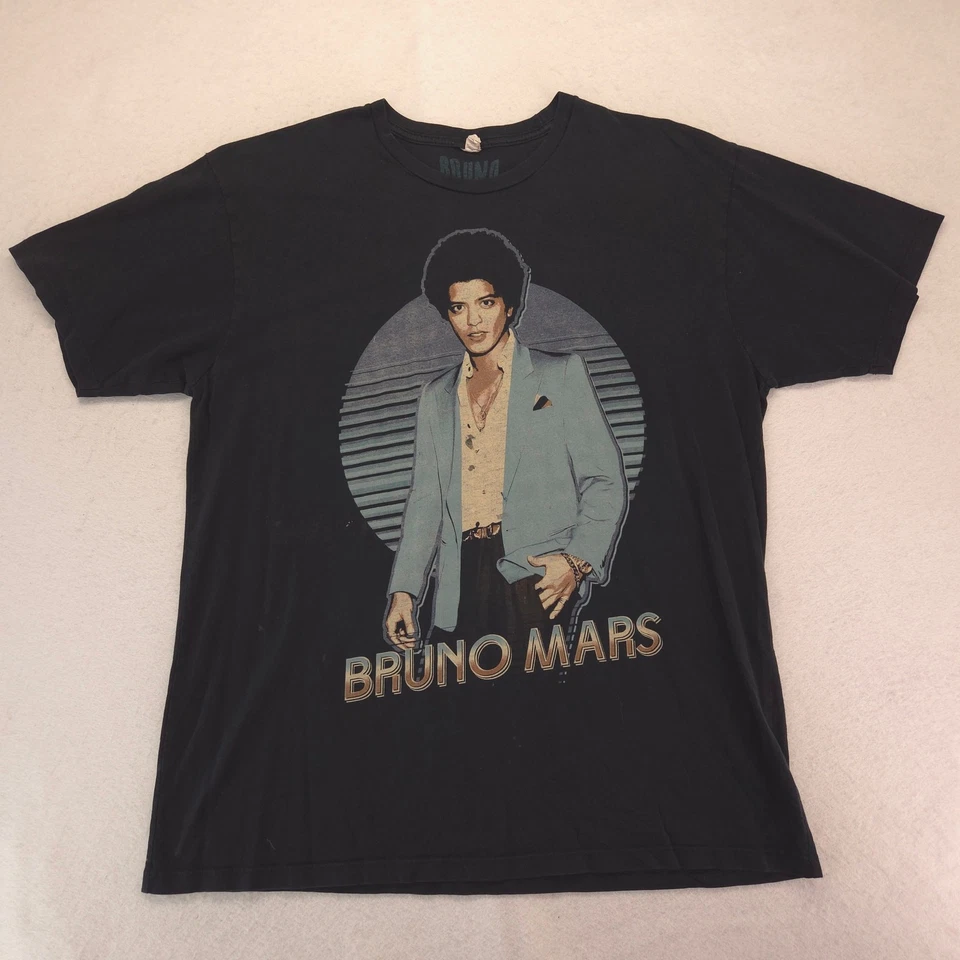 Camiseta Bruno Mars Band Crew Neck Grahic Adulto Masculina Tamanho Extra Grande Extra Grande Preta - Imagem 2 de 4