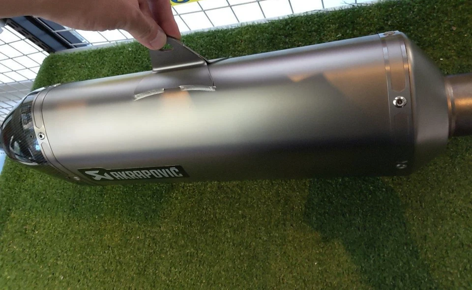 Escape antideslizante Akrapovic uso de carreras solo para Suzuki V-Strom 1000 / 1050 Foto 3 de 4