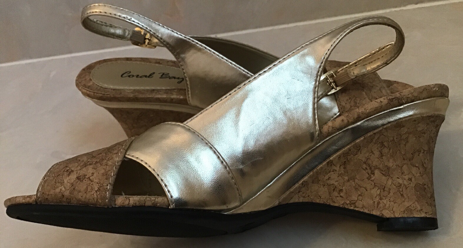 PANTOFOLA D’ORO Sandali abito da donna Coral Bay Lola taglia 6 1 2 oro finto zeppe sughero slip on.