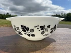 Pyrex 443 Gooseberry Cinderella 2 1/2 QT Mixing Bowl Black White Vintage