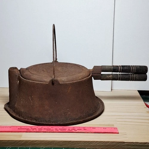 Cast Iron Wagner Waffle Iron #8 High Base Pat. 1910