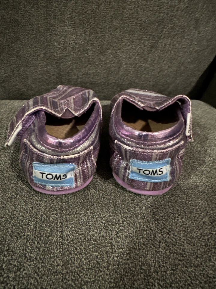 Zapatos Toms Bebé Niñas Talla T4 Púrpura Brillo Sin Cordones Gancho Lateral y Look Planos Foto 2 de 4