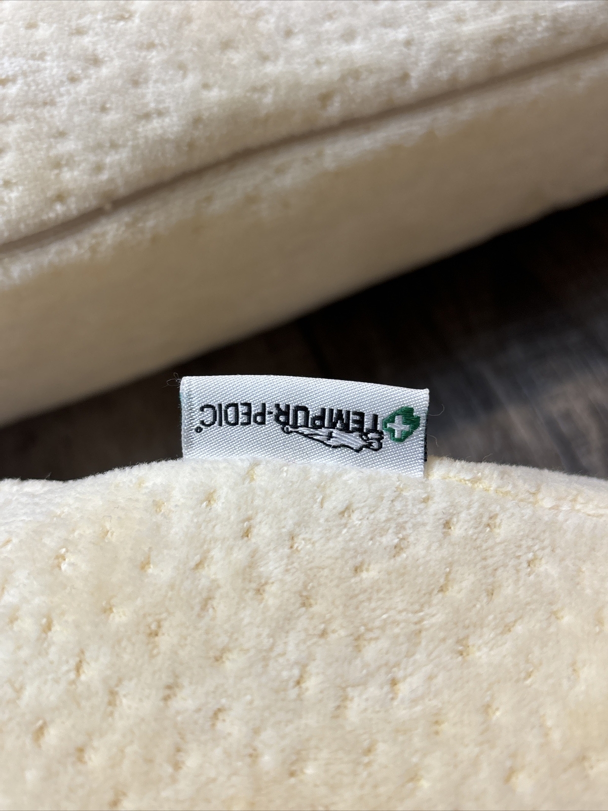 Tempur Pedic Neck Pillow 23x13x5 Preowned Zippered Protector Case Set