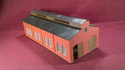 HO BRICK TWO-TRACK ENGINE ENGINE DRIVE-THROUGH- NEEDS 1 DOOR & MISC DETAIL