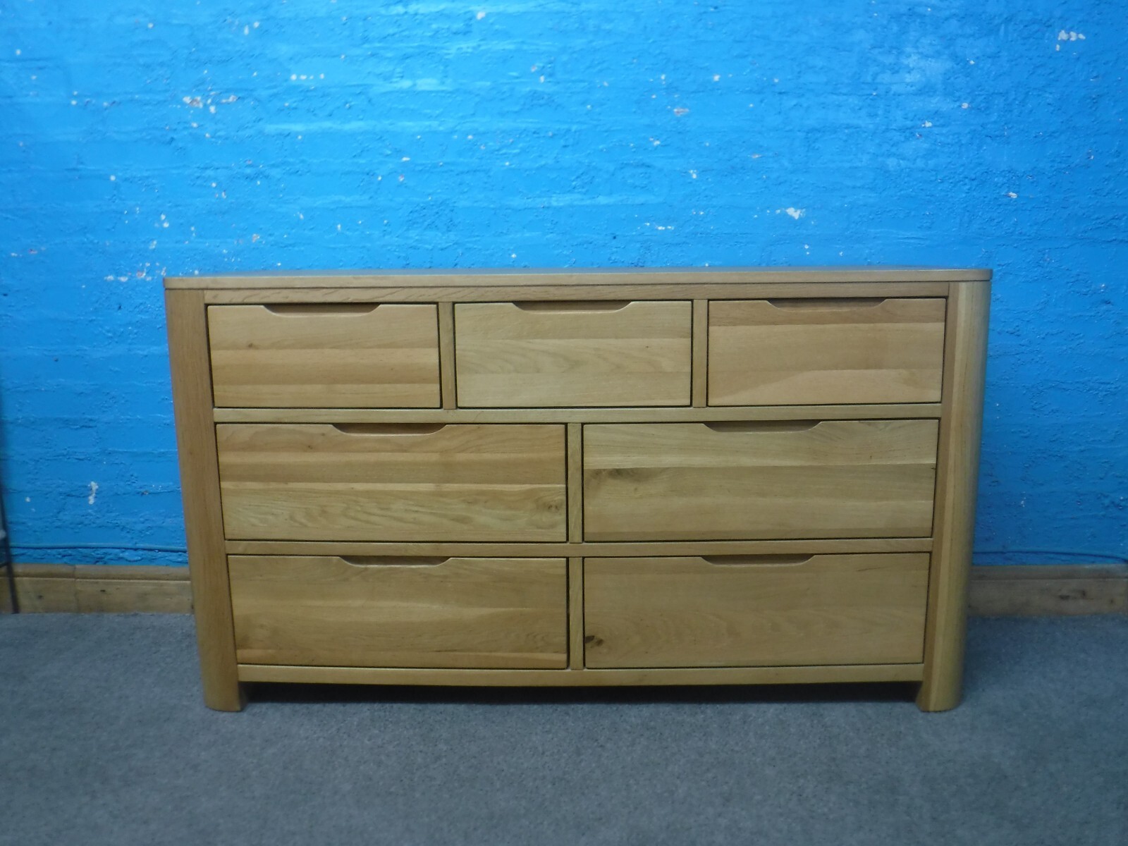 OAK FURNITURE LAND SOLID OAK / CHUNKY 7DOVETAILED DRAWER WIDE CHEST