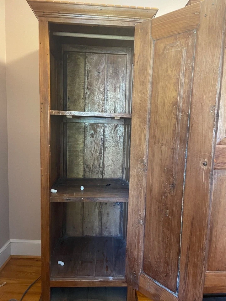 SALE- Antique Early American 18th Century Chimney Cupboard in Great Condition - Image 3 of 4