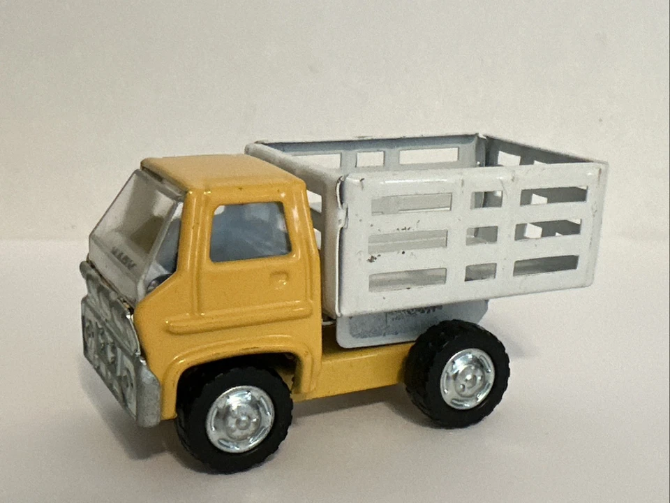 Vtg Louis Marx Pressed Metal Toy Pickup Cattle Truck Yellow - Image 3 of 4
