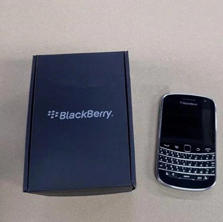 BlackBerry Bold 9900 - 8GB 3G Black / White (Unlocked) Smartphone
