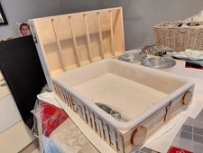 Fieniera Porta Fieno con Lettiera per Coniglio – Mangiatoia in Legno Artigianale