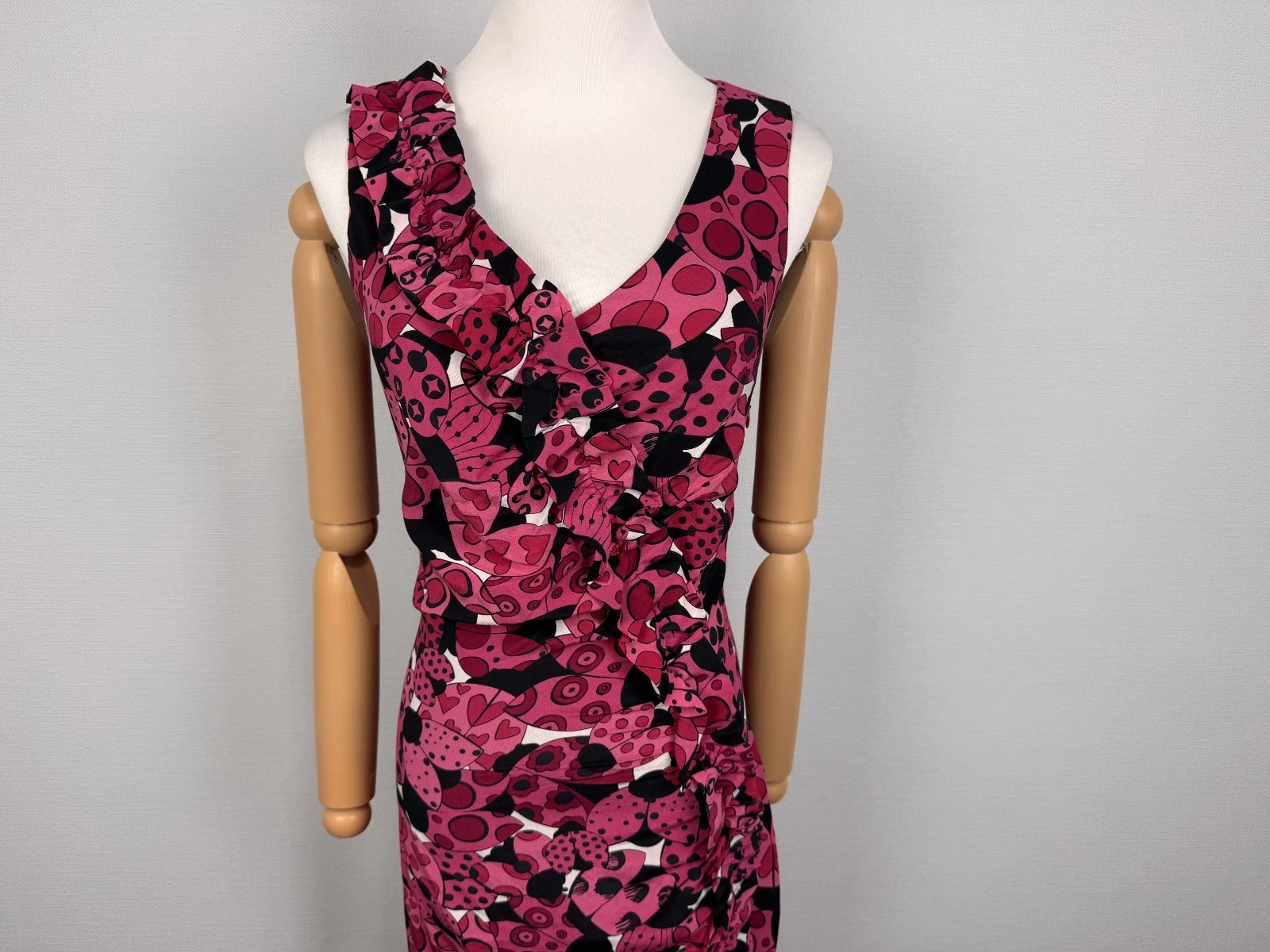 Abito slim Love Moschino rosa fantasia cuori animalier senza maniche scollo a V zip laterale 4