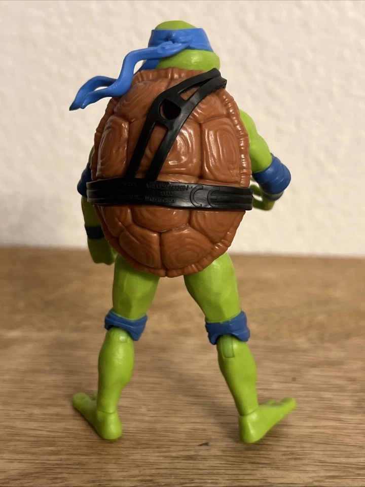 Figura de acción de juguete Teenage Mutant Ninja Turtles Mutant Mayhem Leonardo 4,5" Foto 3 de 4