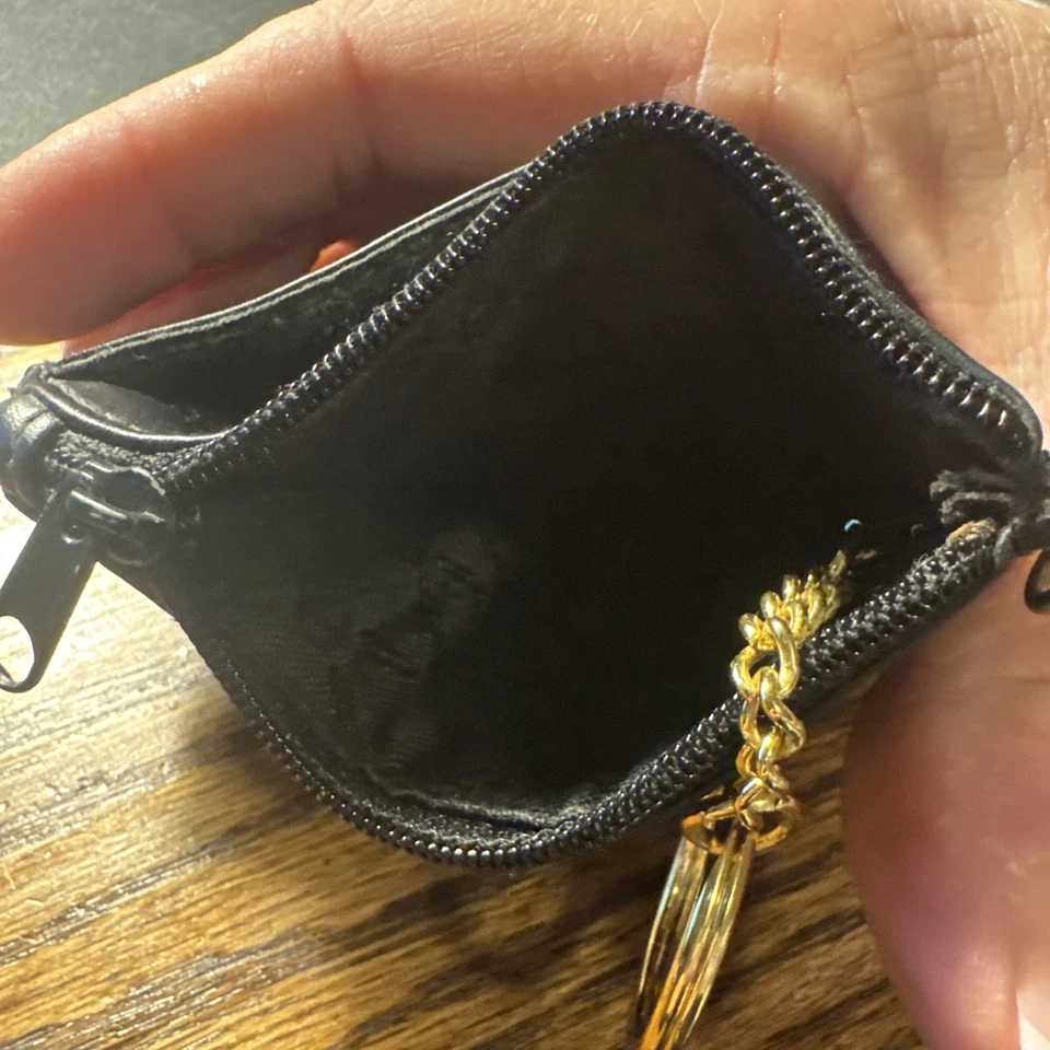 Женский черный кожаный чехол для удостоверения личности Etienne Aigner с брелоком наличные деньги, кредитные карты, удостоверение личности - Изображение 4 из 4