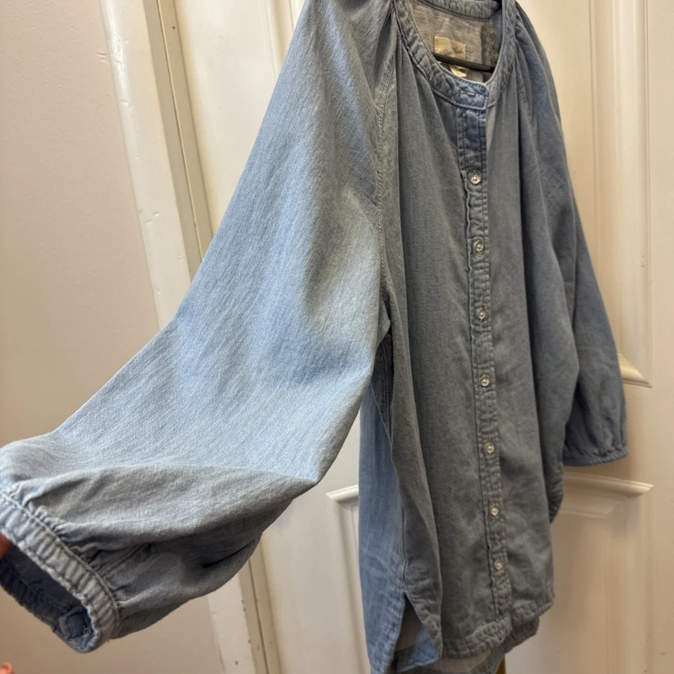 Camisa para mujer Universal Thread Good Co azul denim con botones talla M manga larga Foto 3 de 4