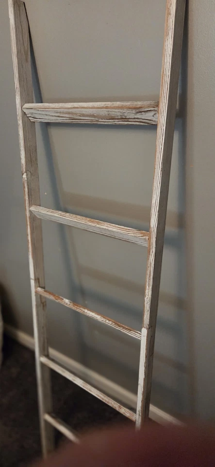 Manta Escalera o Toallero Apoyados en Pared Madera Blanco Foto 2 de 4