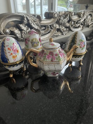 OC & CO Floral Schmuck Ei X 3 und Miniatur Teekanne