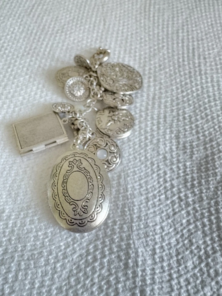 Medallones Premier Designs Near and Dear solamente Foto 3 de 4