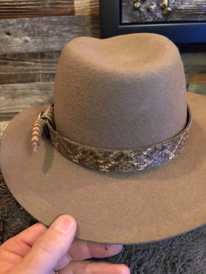 Real Diamondback rattlesnake hat band with With Head and Rattles. - Image 4 of 4