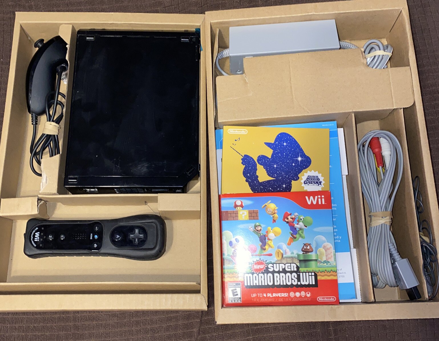 Wii Black Console with New Super Mario Brothers Wii and Music CD - Standard  Edition: Nintendo Wii: Video Games 