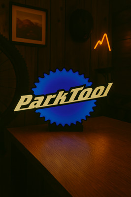 Park Tool Logo Light Box - Crisp White Glow für Fahrradmechaniker & Fahrradfans