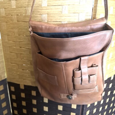 Le Donne Leather Vertical Flap Over Backpack/Shoulder  display picture 1