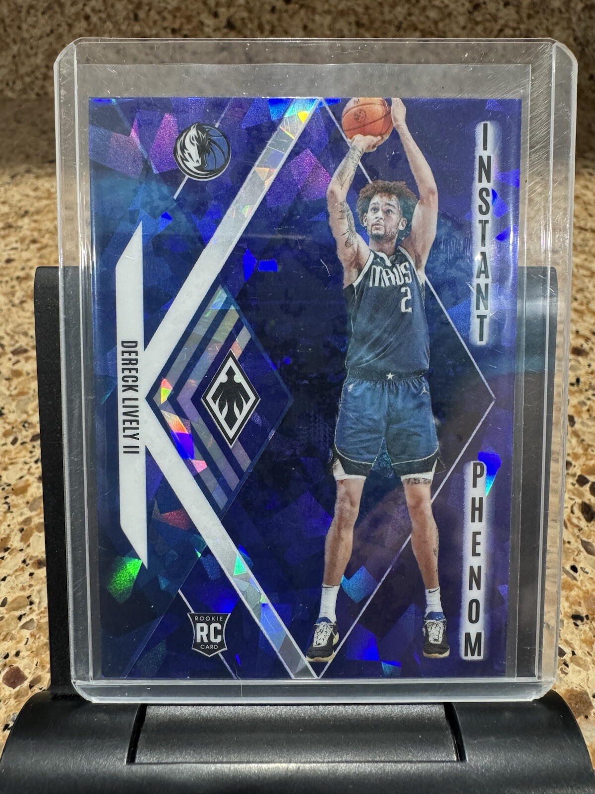 2023-24 Panini Phoenix Dereck Lively II Blue Ice Instant Phenom RC #19.