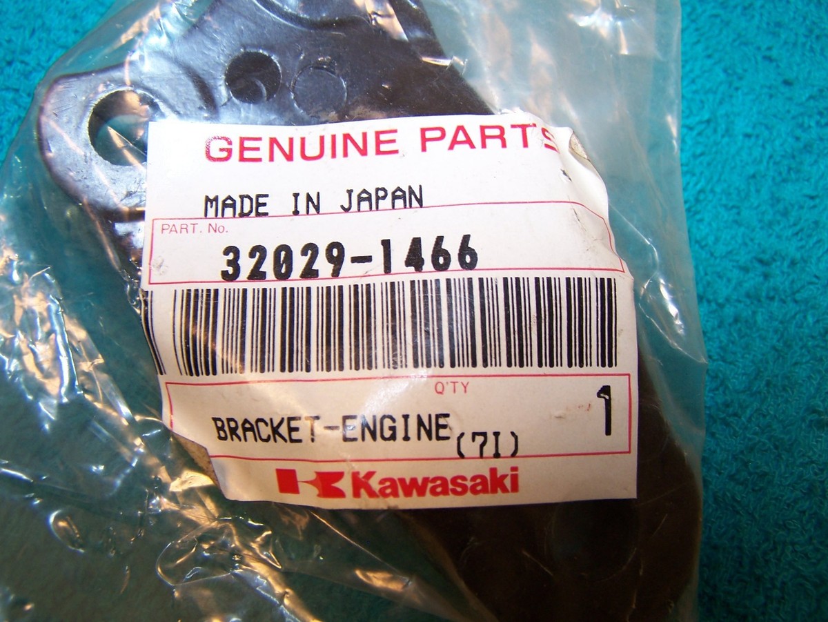 イチ KAWASAKI ZL600 NEW OEM REAR UPPER RIGHT FRAME BRACKET 32029-1466