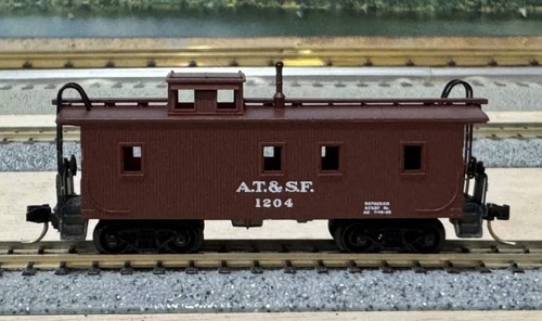 Escala N - Kadee 50040 AT&SF 34' Caboose forrado en madera #1204 N10991 | Zustand: New