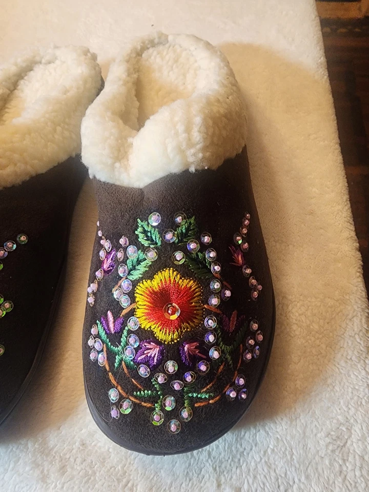 Zapatillas Avon Marrón Imitación Gamuza Floral Bordado-Suela Exterior Firme Talla M (7-8) NUEVAS Foto 4 de 4