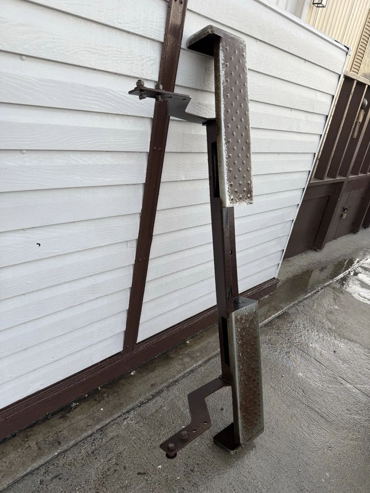 1979-1983 toyota pickup Rear bumper OEM with Brackets - Image 3 of 4