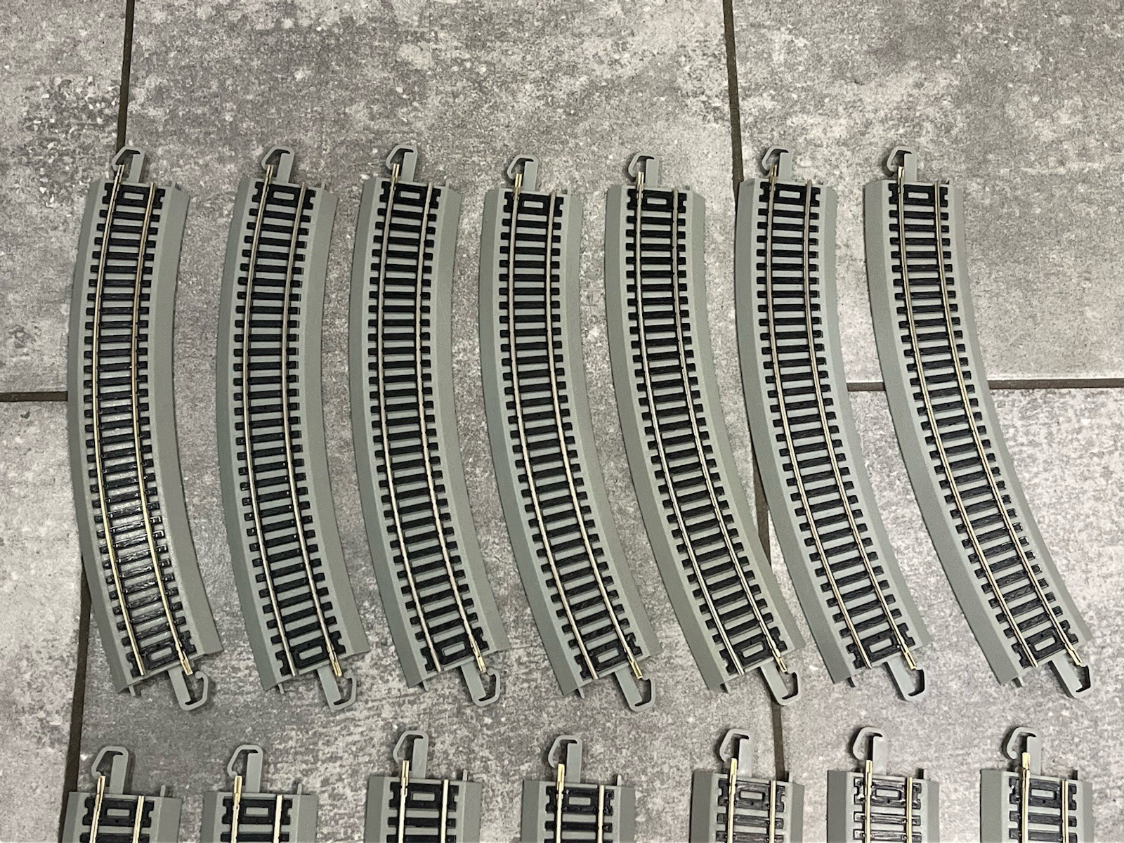 18 Bachmann E-Z- Track Grey Bed Straight And Curved Sections