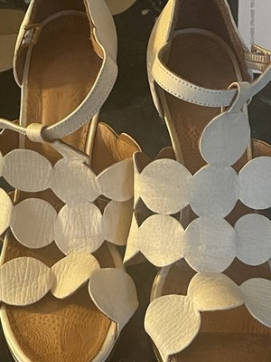 CHIE MIHARA LEATHER SANDALS IN OFF-WHITE FLORAL APPLIQUE ACCENT 38 7.5
