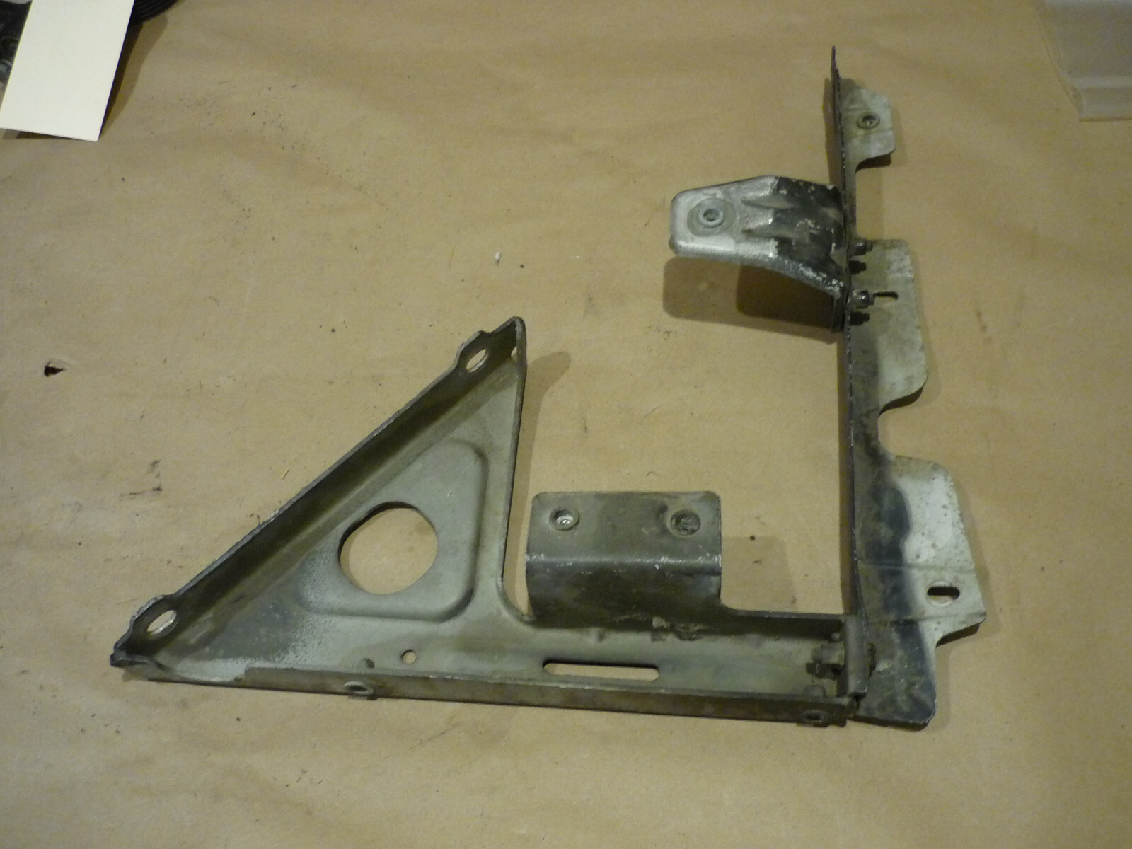 Ferrari California - RH Front Fender Lower Mounting Bracket  P/N 82528211