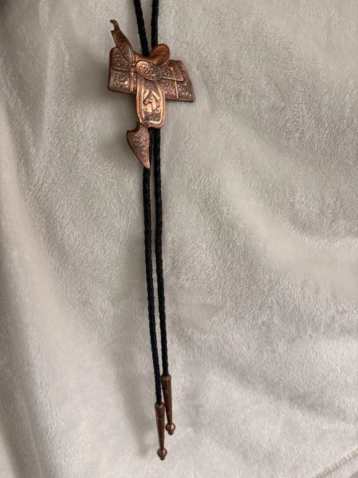 Corbata Bolo Rodeo Days años 50 Back In The Saddle de cuero y cobre Foto 2 de 4