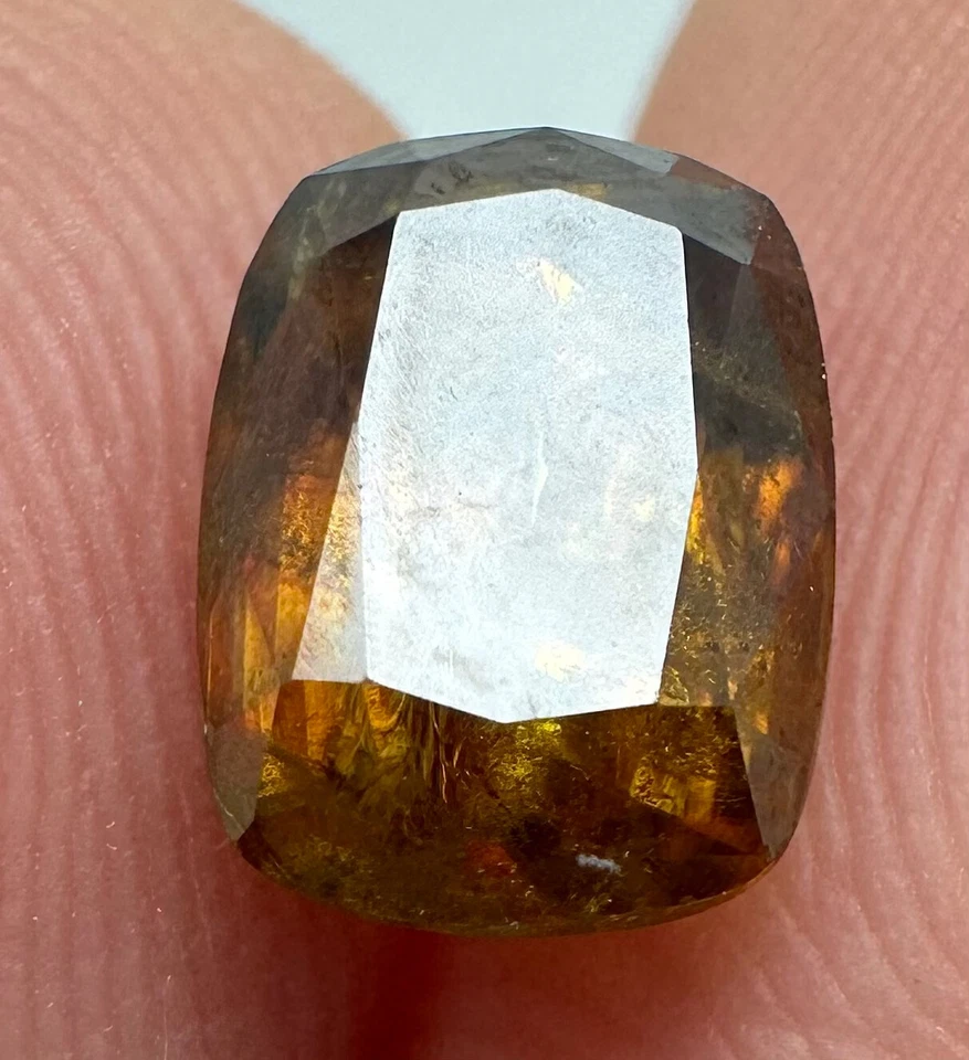 1.90 Carat Natural Faceted Yellow Titanite Sphene Gemstone from Zagi Pakistan - Image 3 of 4