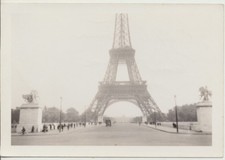 1945 PHOTOGRAPH OF EIFFEL TOWER   CARS - PARIS, FRANCE