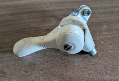 Manette dérailleur vitesses vélo ancien vintage fixation guidon Manette dérailleur vitesses vélo ancien vintage fixation guidon