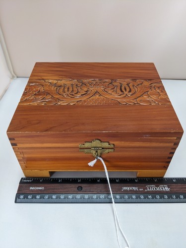 Vintage Hand carved Cedar wood box hinged lid Dovetail Jewelry, Cigar, Trinkets - Bild 9 von 9