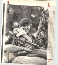 US ARMY ELIZABETH MILLIKEN w/ M-16 RIFLE Grenade Launcher 1985 Press LaserPhoto