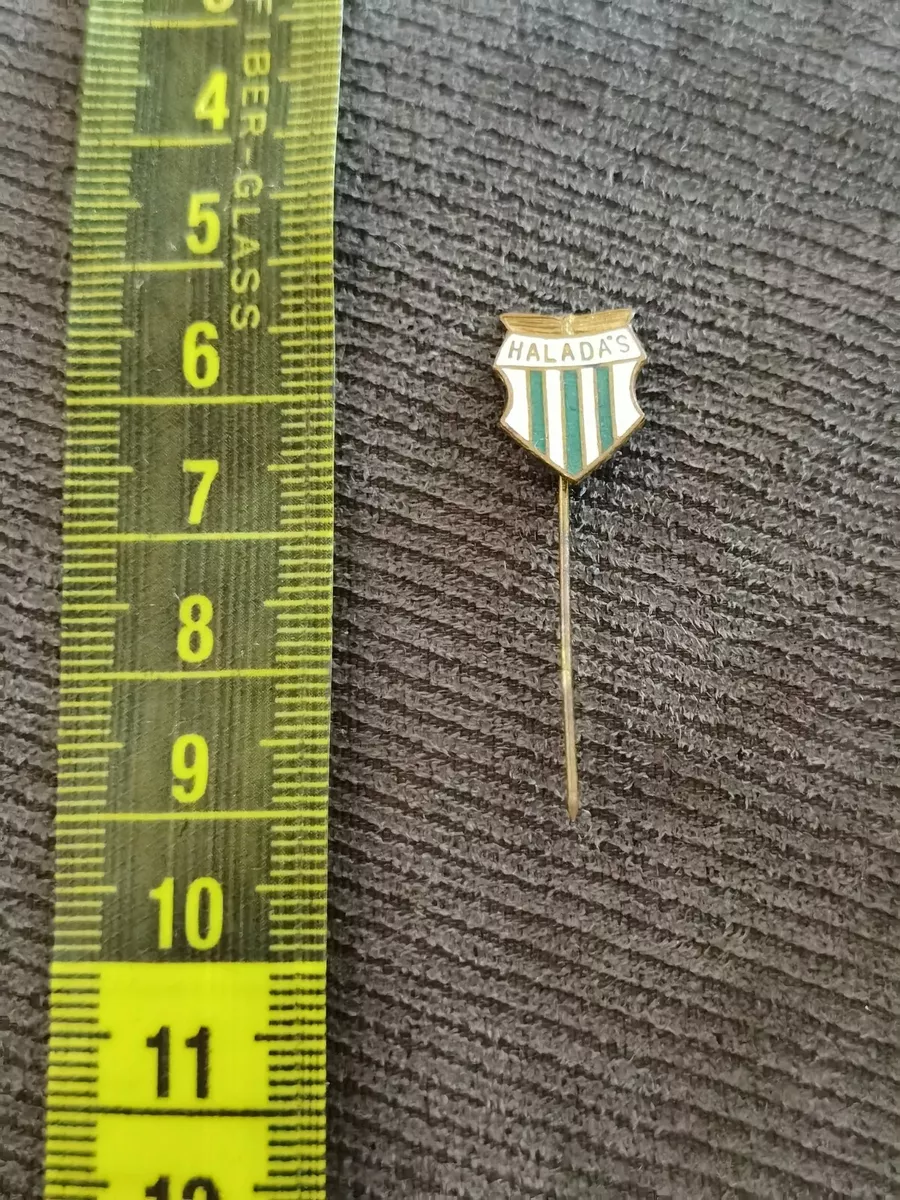 soccer football pin / badge - Hungary