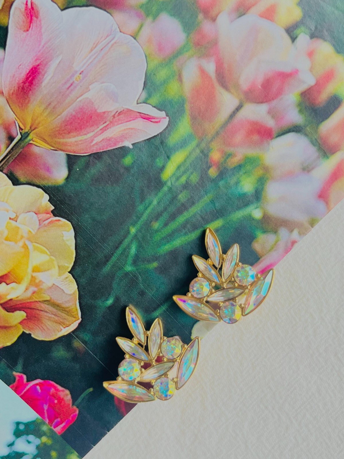 Orecchini Yves Saint Laurent YSL Vintage Aurora Boreale Cristalli a Grappolo Fiore