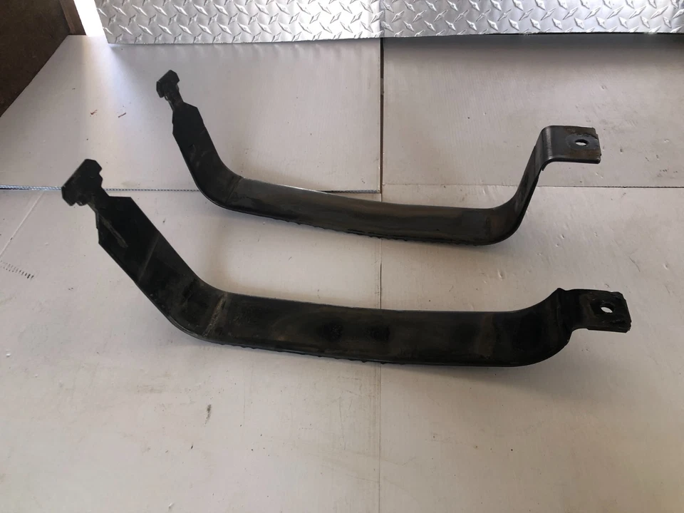 Par de correas para tanque de combustible Cadillac Escalade ESV 2015-2018 Foto 3 de 4