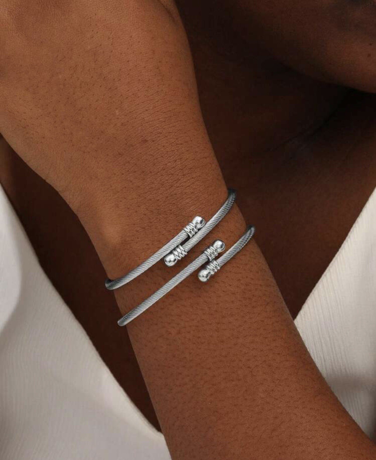 Bracelet jonc en acier gris torsadé, le bijou unisexe idéal pour accessoiriser vos tenues