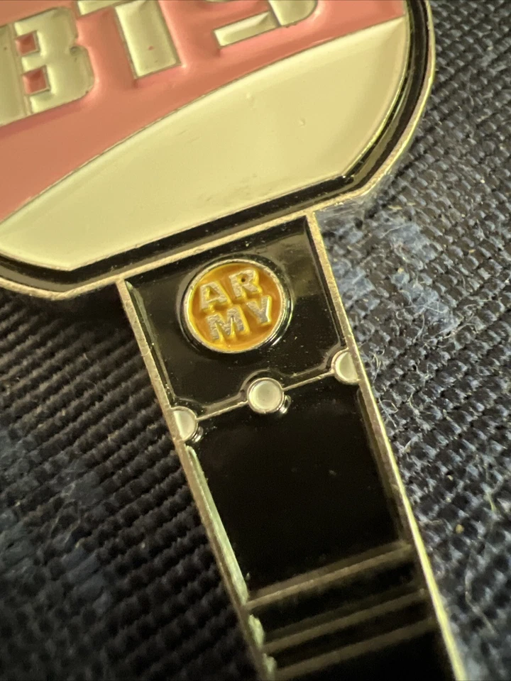 Llavero Boy Band rosa y plata ligeramente usado Foto 3 de 4