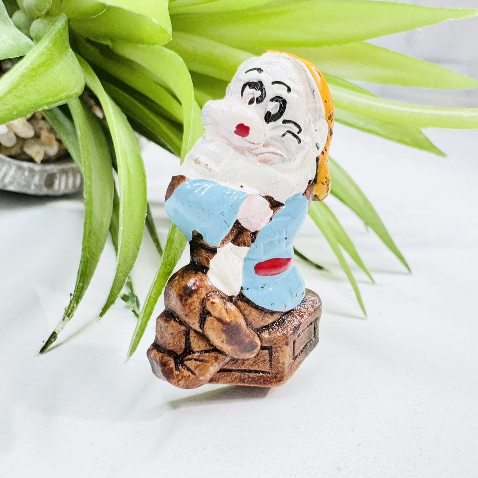 Винтажная коллекционная булавка 1938 Disney Snow White Grumpy Dwarf деревянная с ручной росписью - Изображение 3 из 4