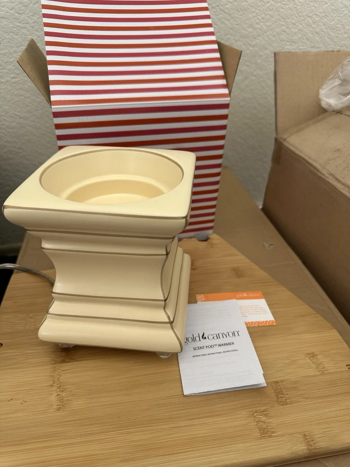 Gold Canyon Candle Co. Ecru Footed Square Wax Warmer - Imagem 2 de 4