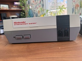 REGULAR NINTENDO CONSOLE NES NES-001 1985 -  BROKEN PARTS OR REPAIR