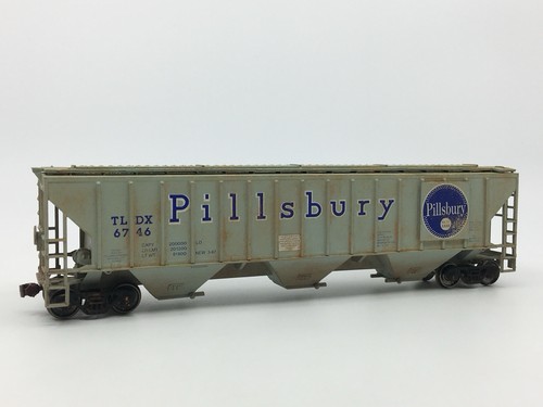 Holva cubierta de 3 bahías HO Athearn Pillsbury 54’ TLDX #6746 ruedas de metal DESGASTEADAS | Zustand: Used
